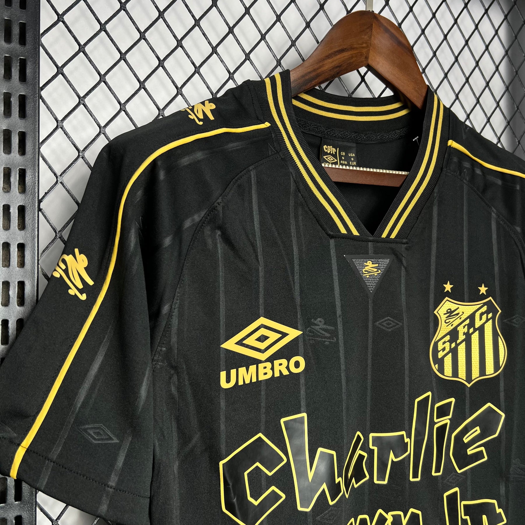 Camisa Santos Charlie Brown Jr 24/25 - Umbro Torcedor Masculina - Lançamento